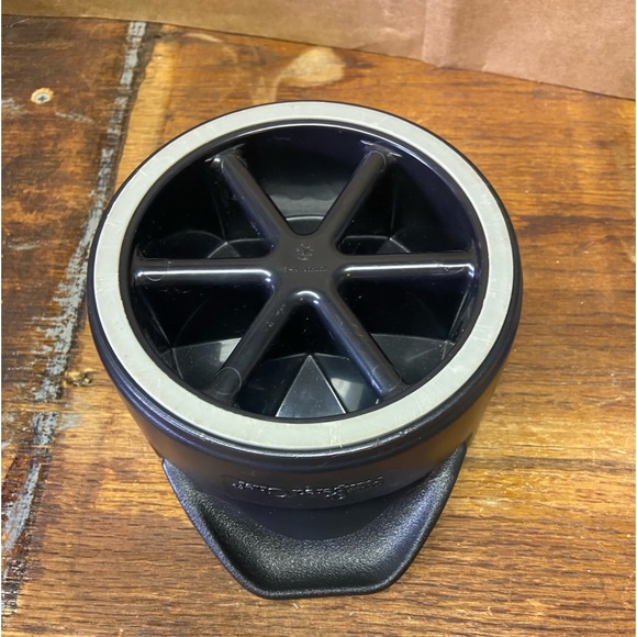 Pampered Chef 2 piece fruit veggie wedger slicer kitchen gadget tool - Picture 2 of 4